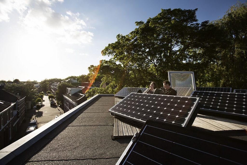 Bewoners-dakterras-met-zonnepanelen Bewoners-dakterras-met-zonnepanelen