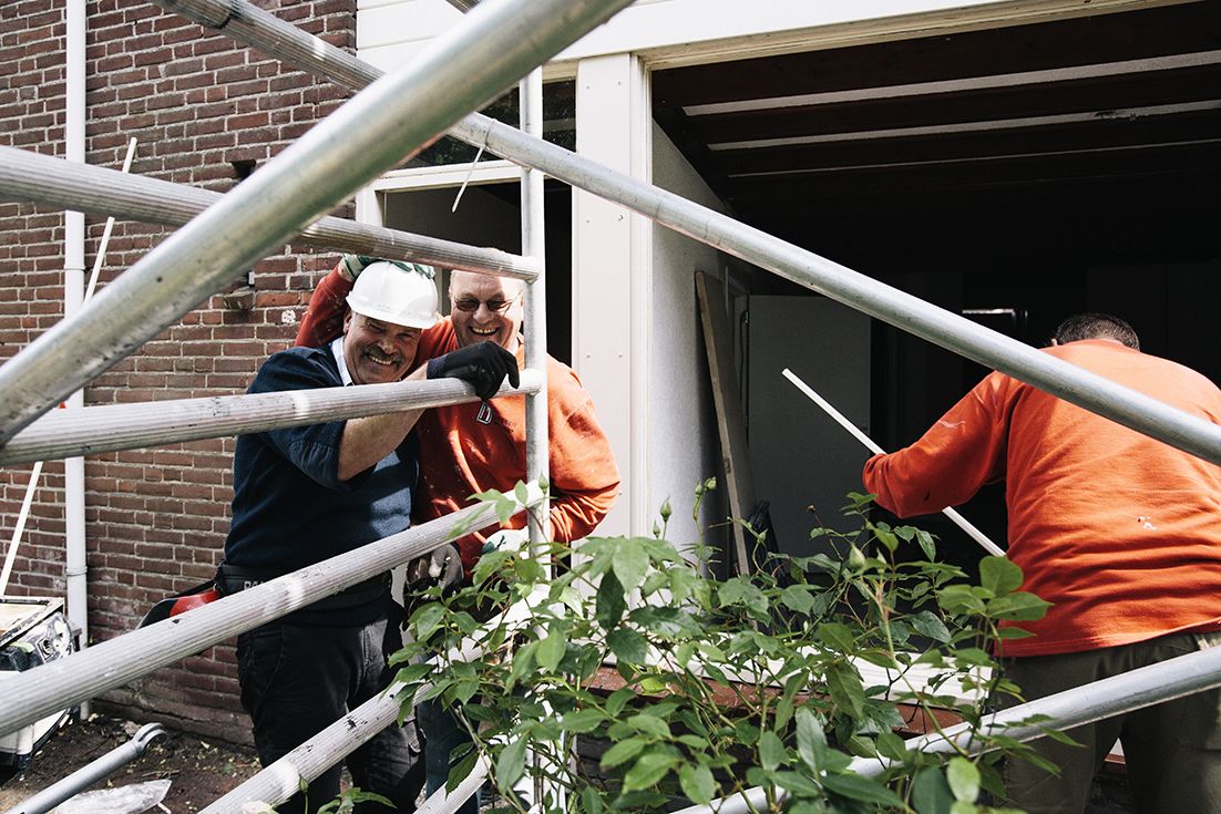 bouwvakkers bij een stijger